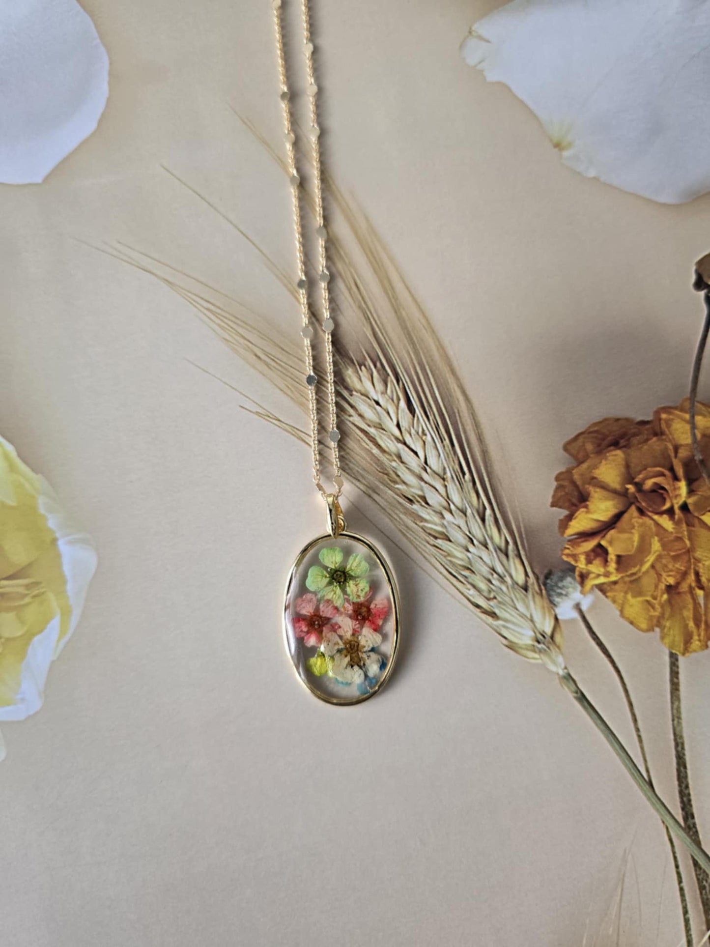 Pendentif petites fleurs colorées