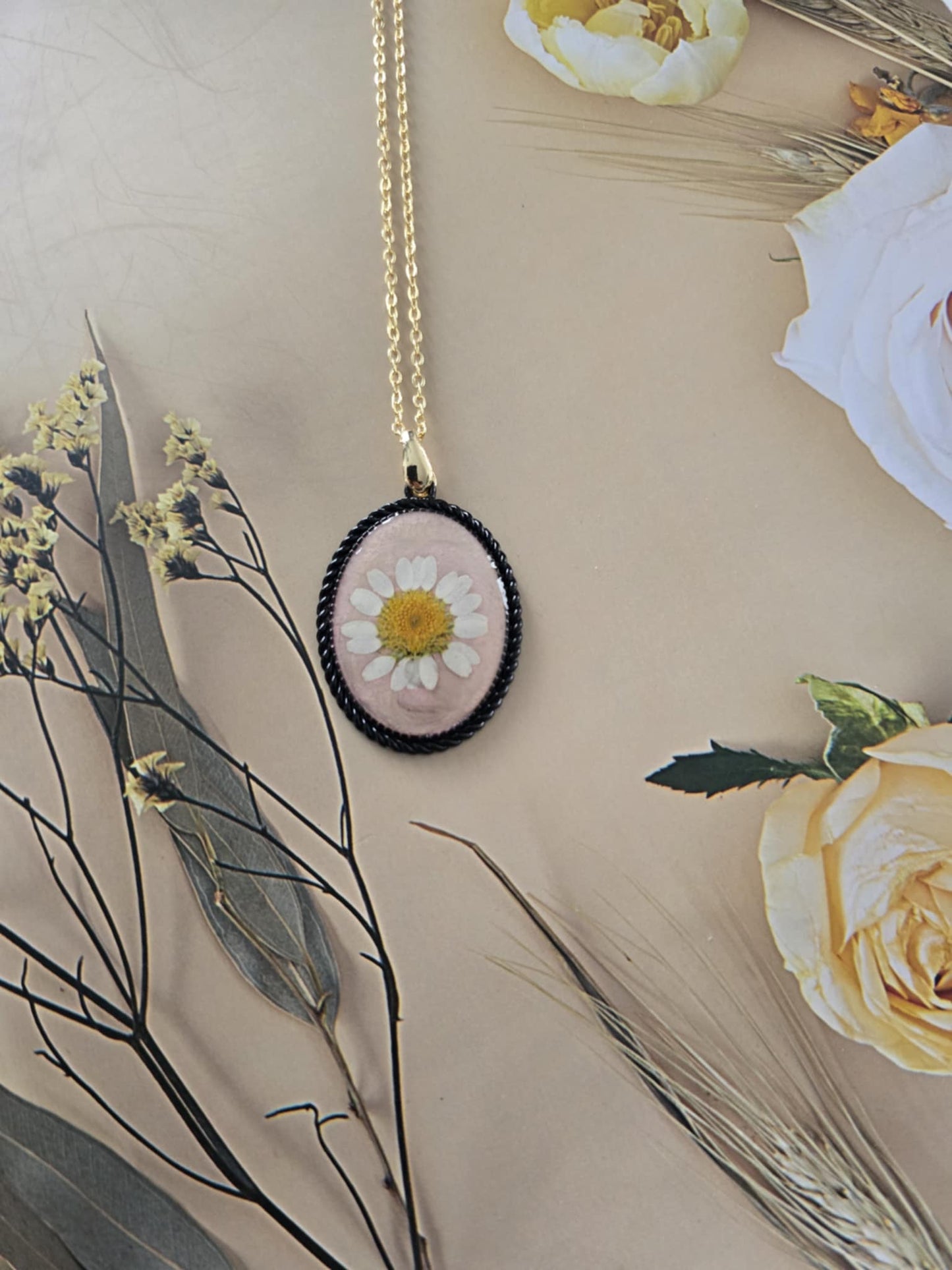 Pendentif marguerite nacré rose