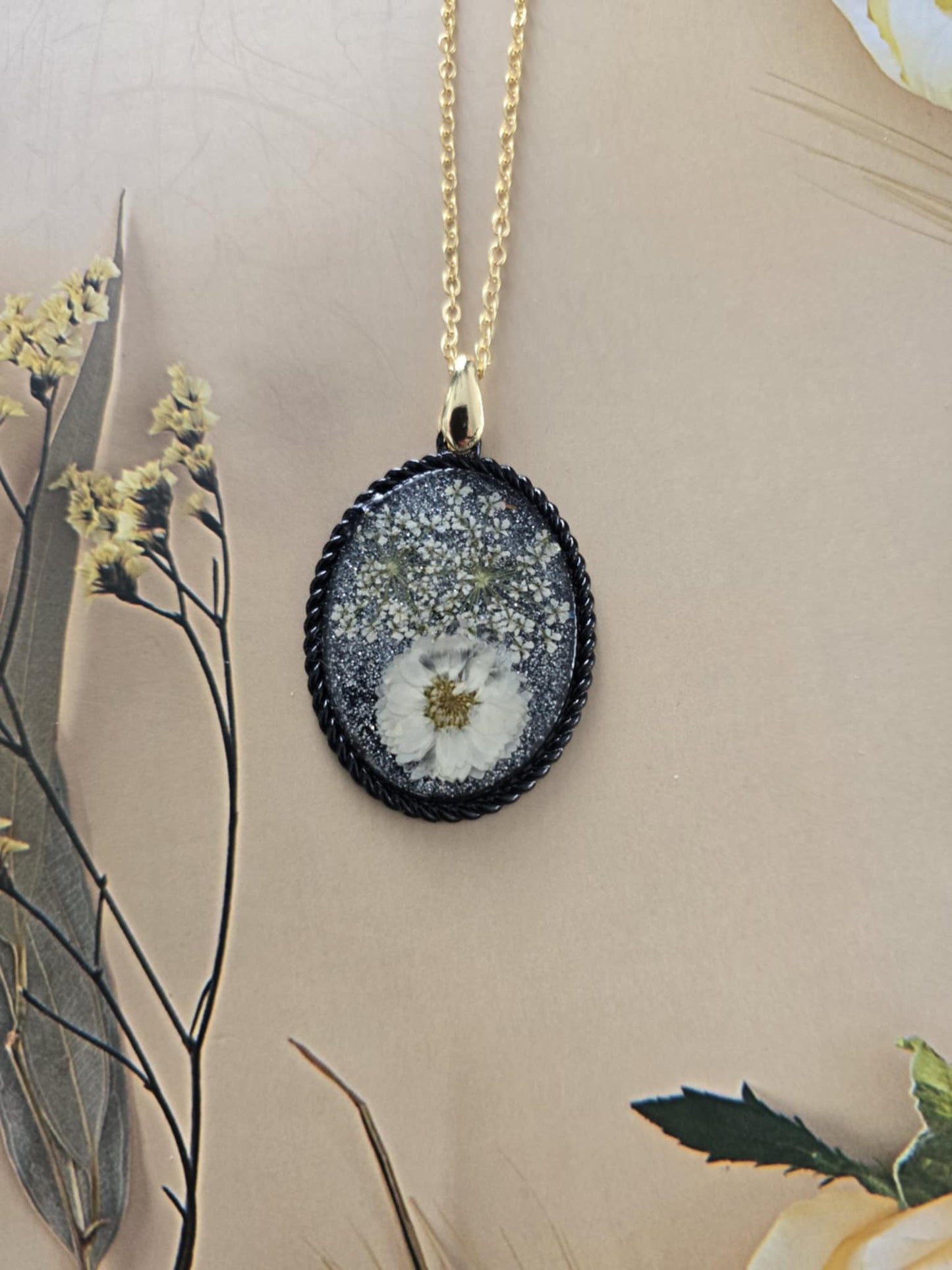 Pendentif fleur blanche nature