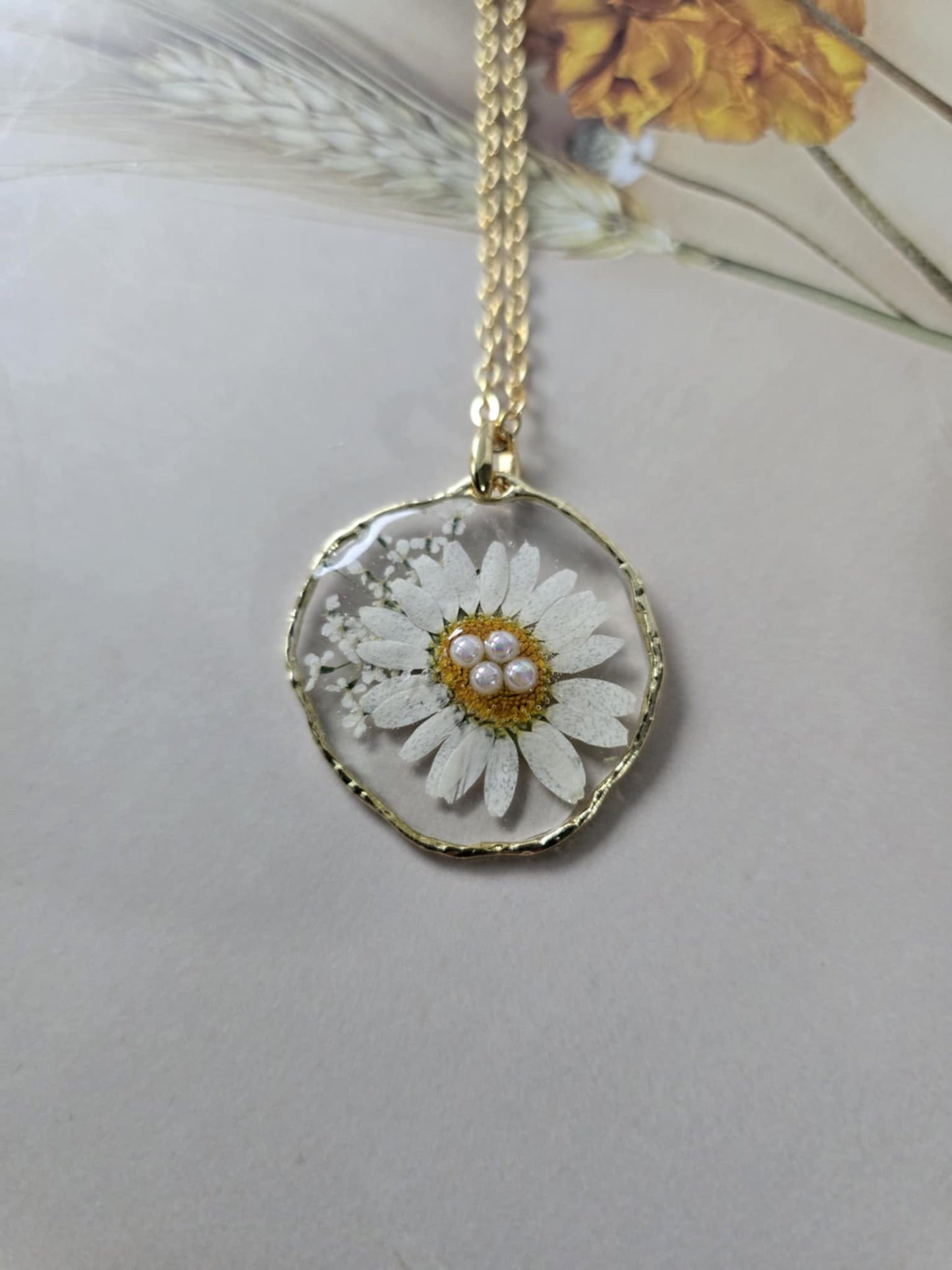 Pendentif marguerite perlé