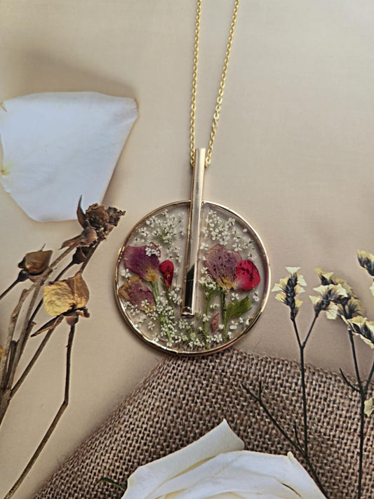 Pendentif floral intemporel