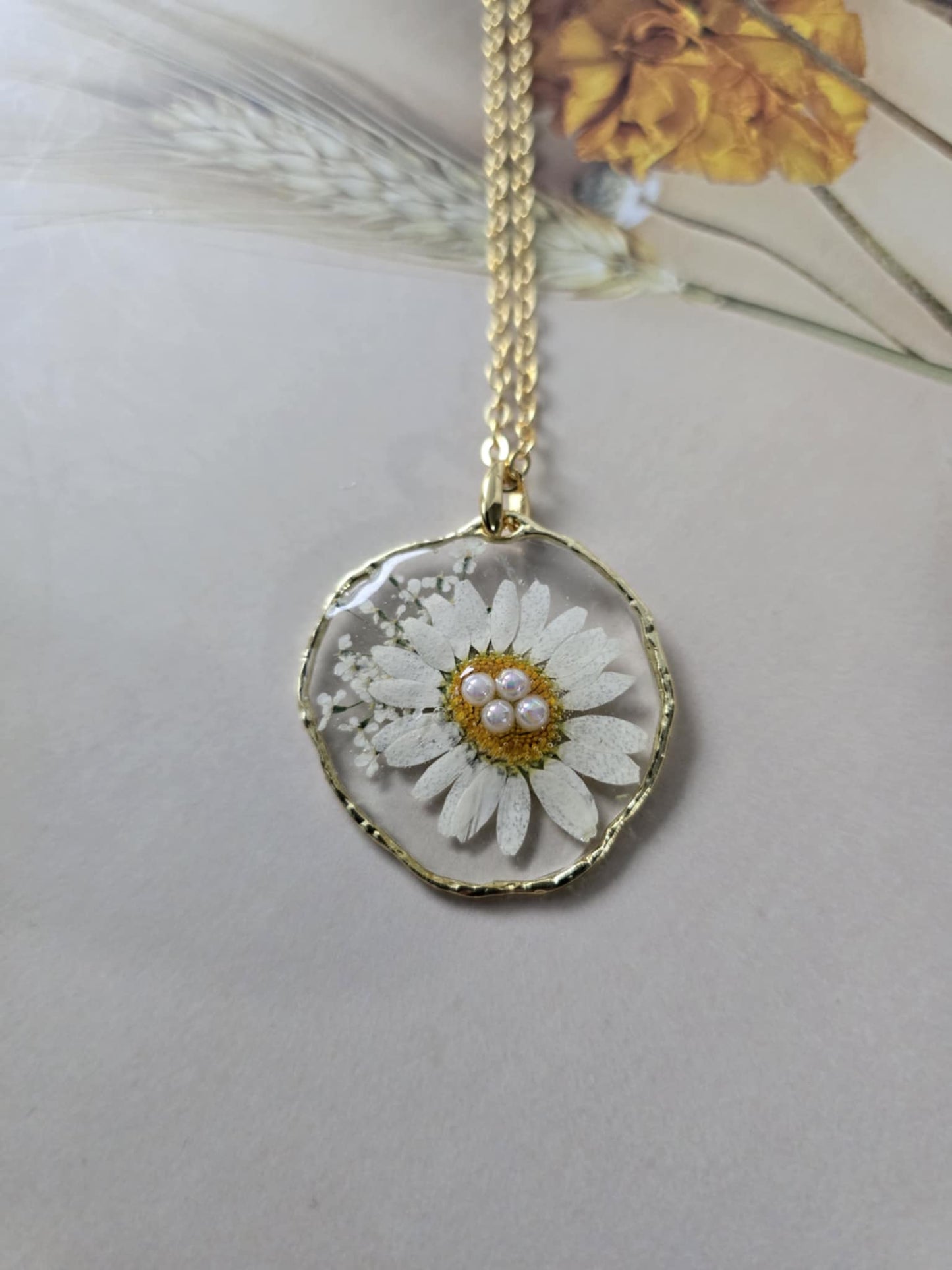 Pendentif marguerite perlé