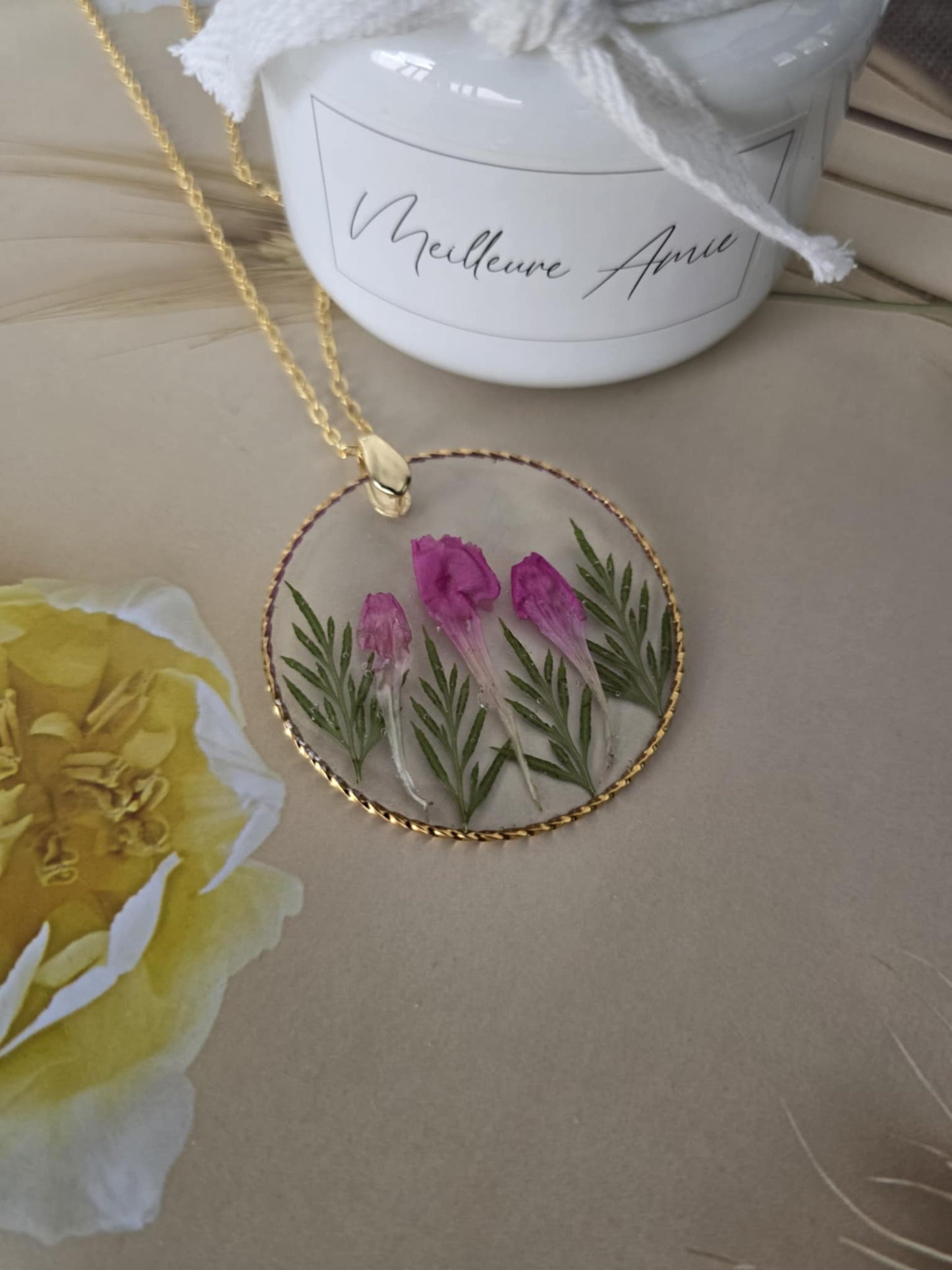 Pendentif floral d'exploration