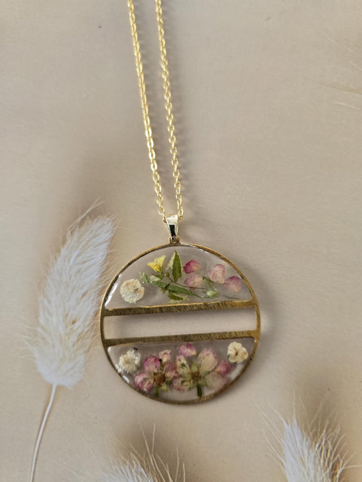 Pendentif fleurs délicates.