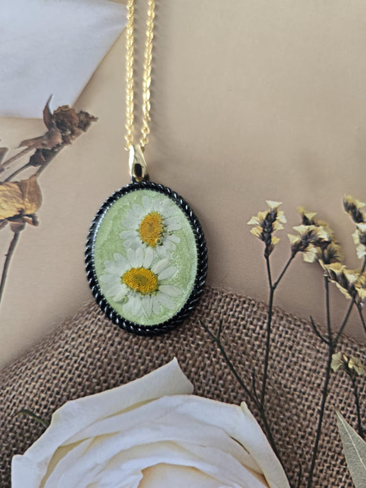 Pendentif marguerite sur fond vert