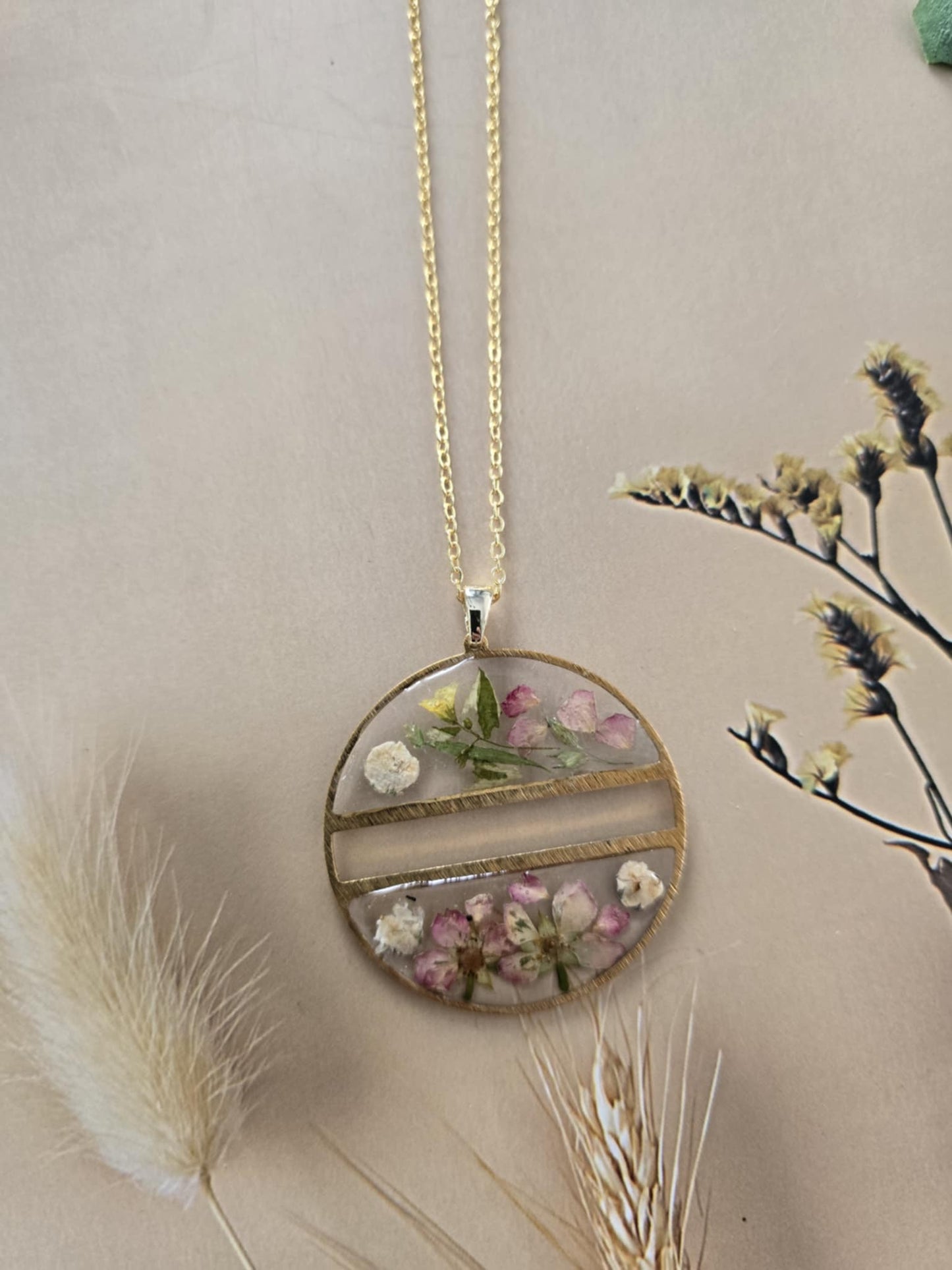 Pendentif fleurs délicates.