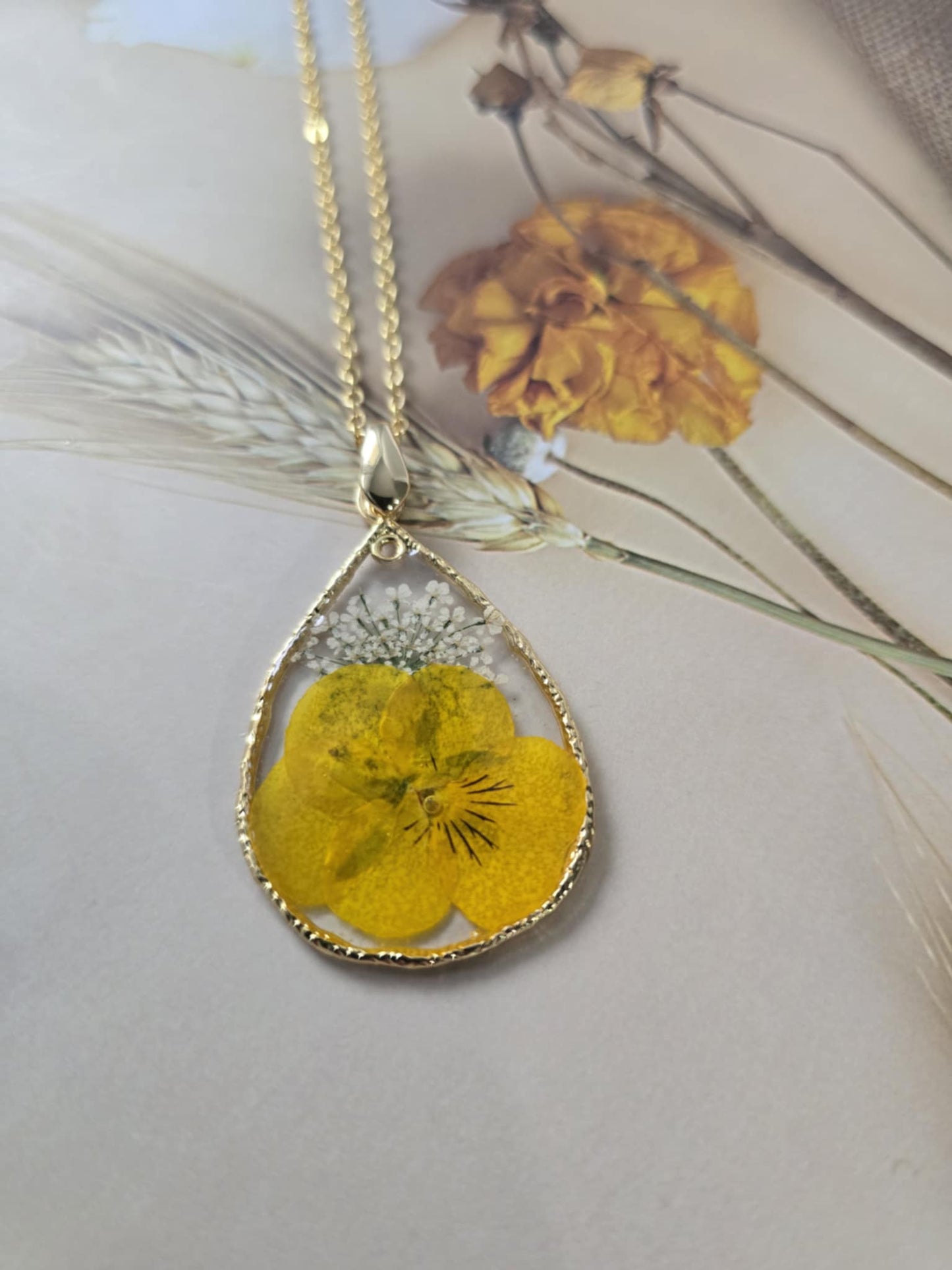 Pendentif floral une pensée pour toi