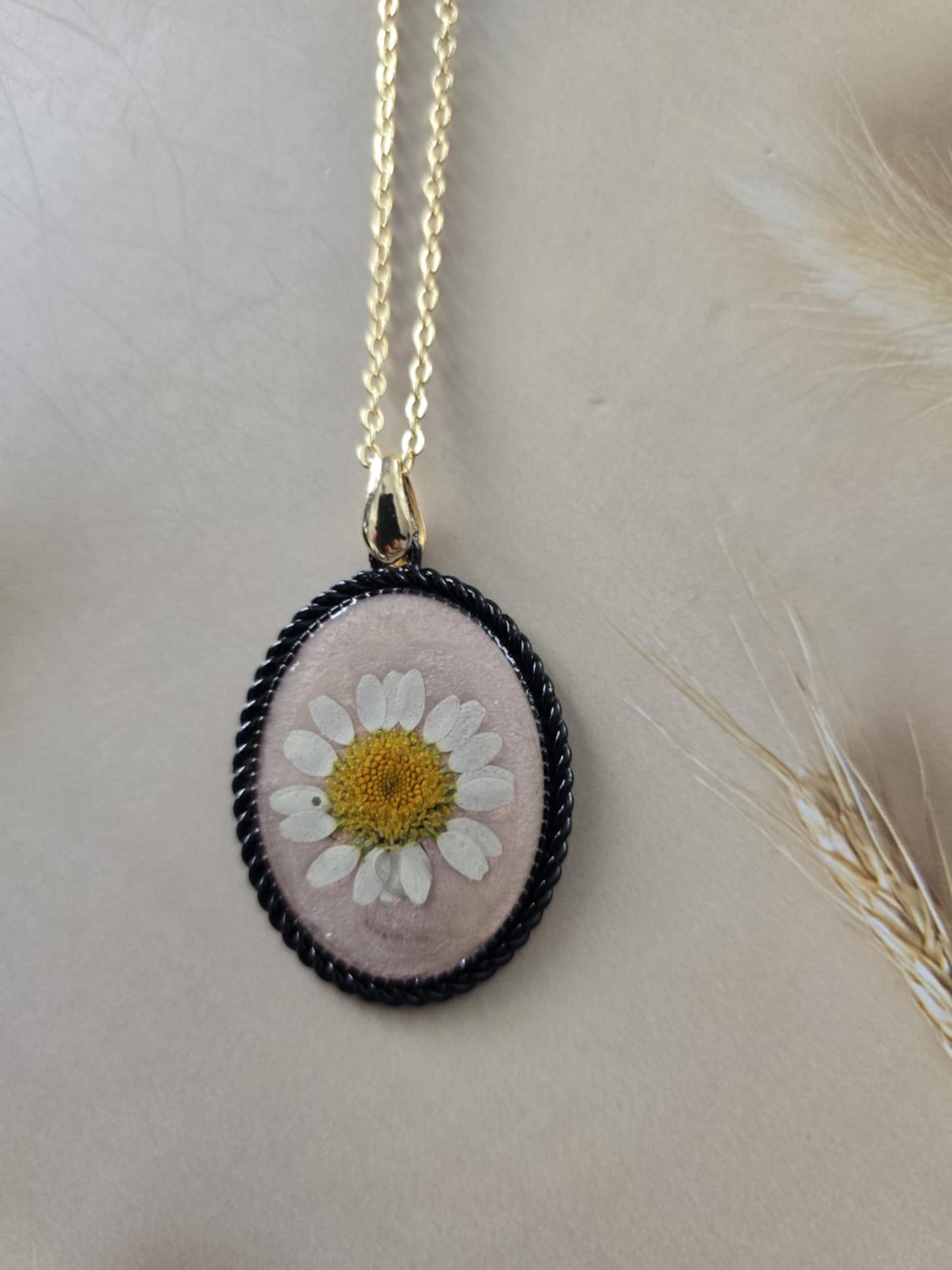 Pendentif marguerite nacré rose