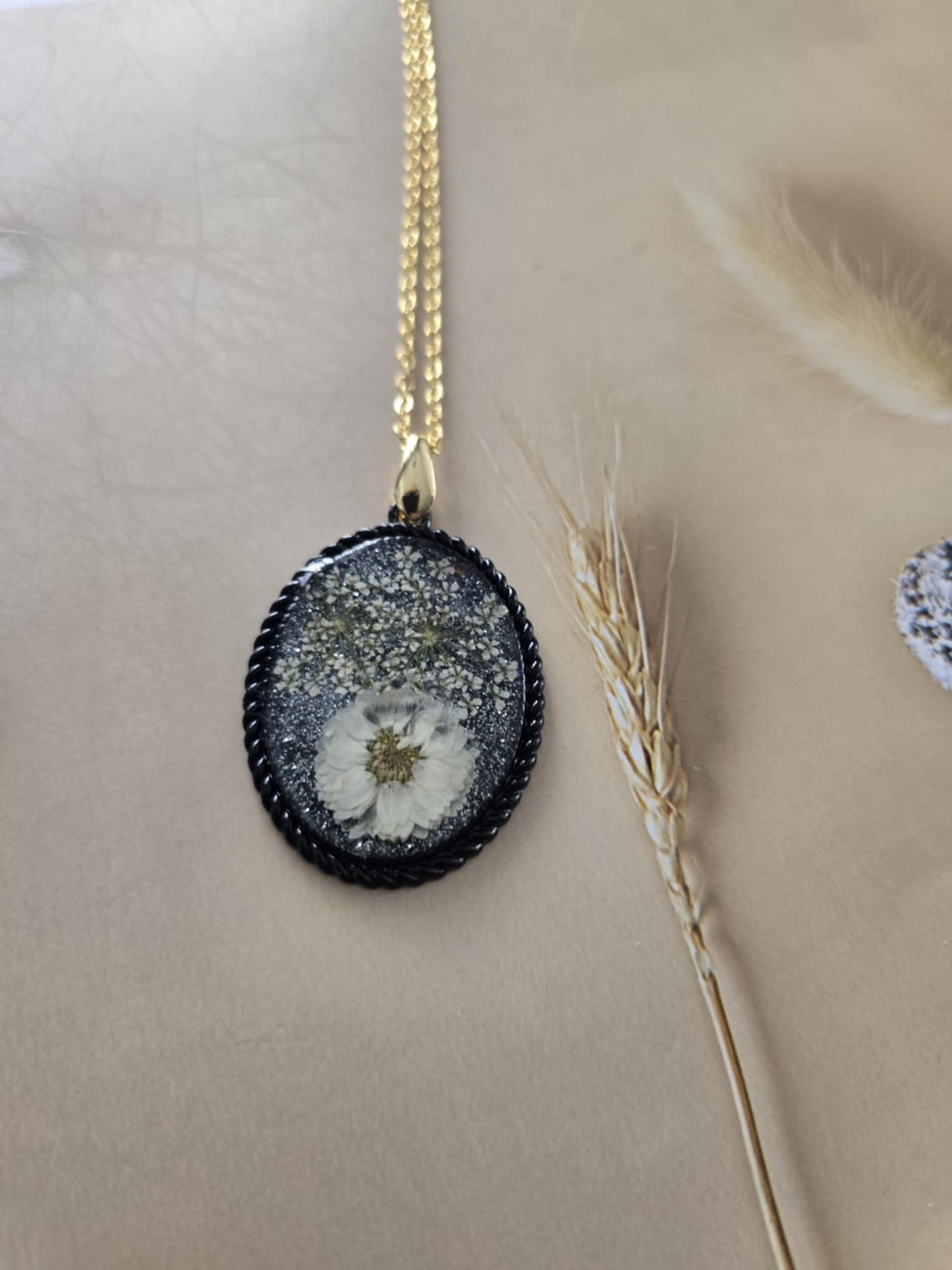 Pendentif fleur blanche nature