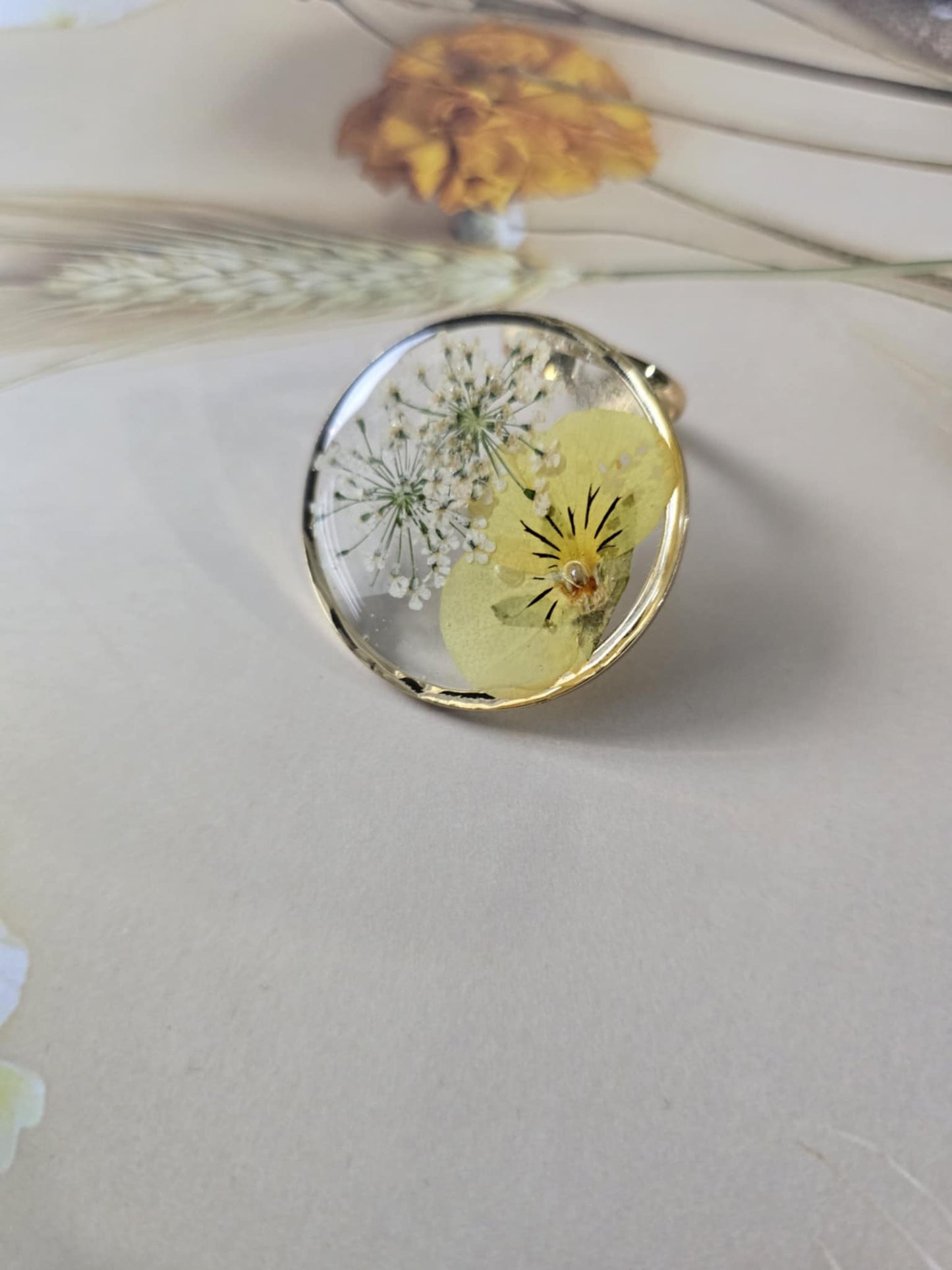 Bague ajustable floral une pensée jaune