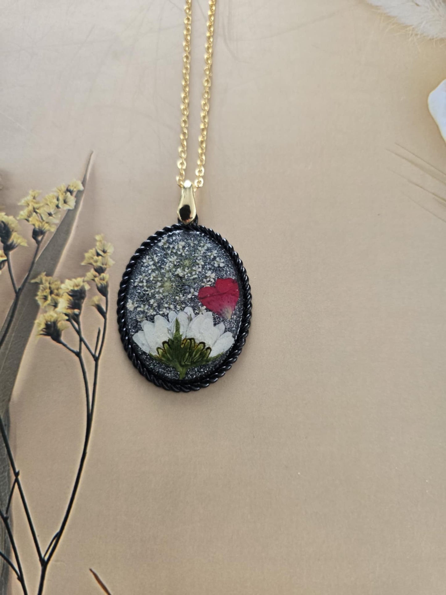 Pendentif floral brillance paillette