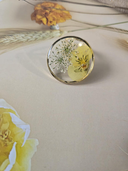 Bague ajustable floral une pensée jaune