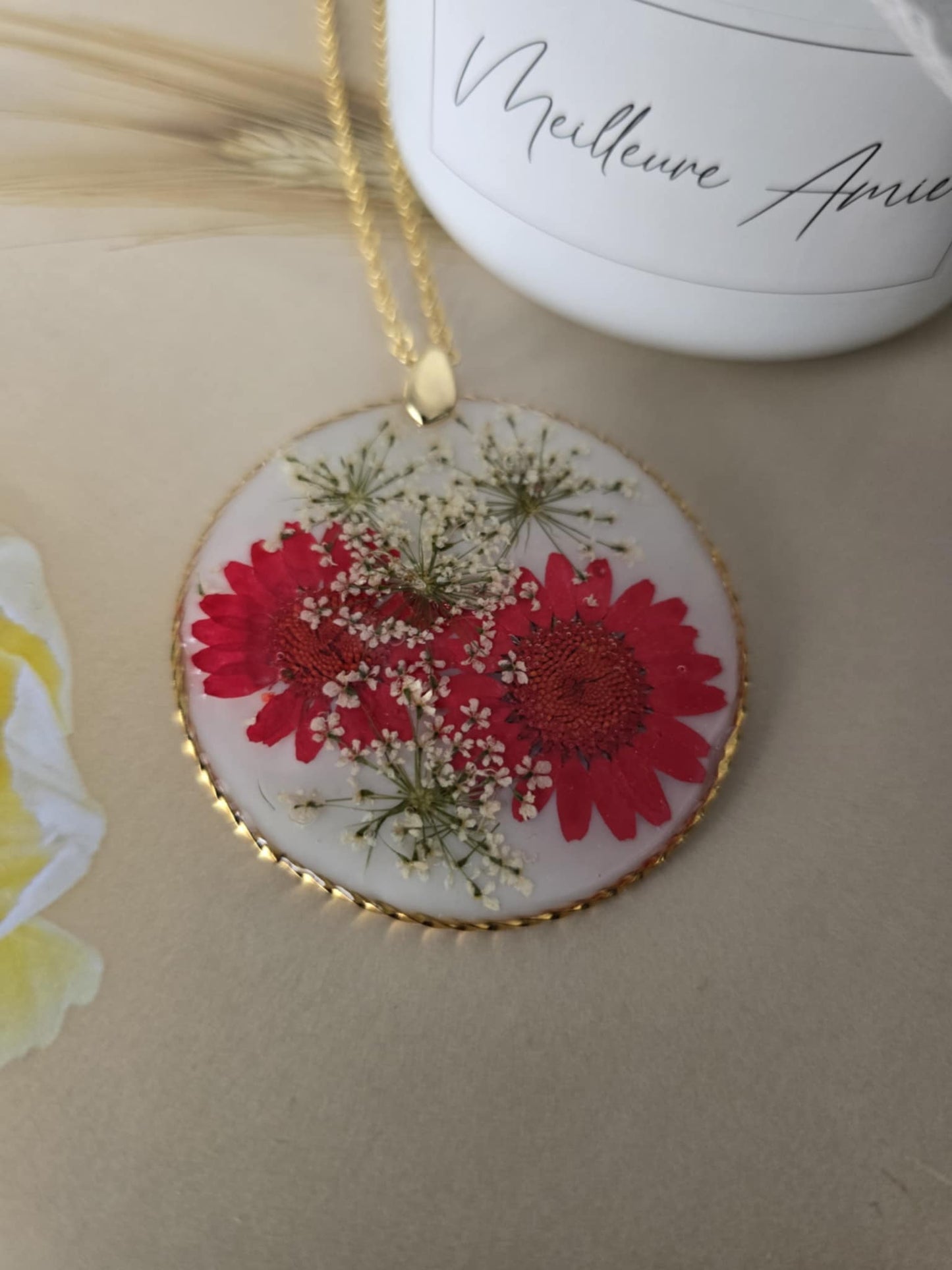 Pendentif floral surprenant
