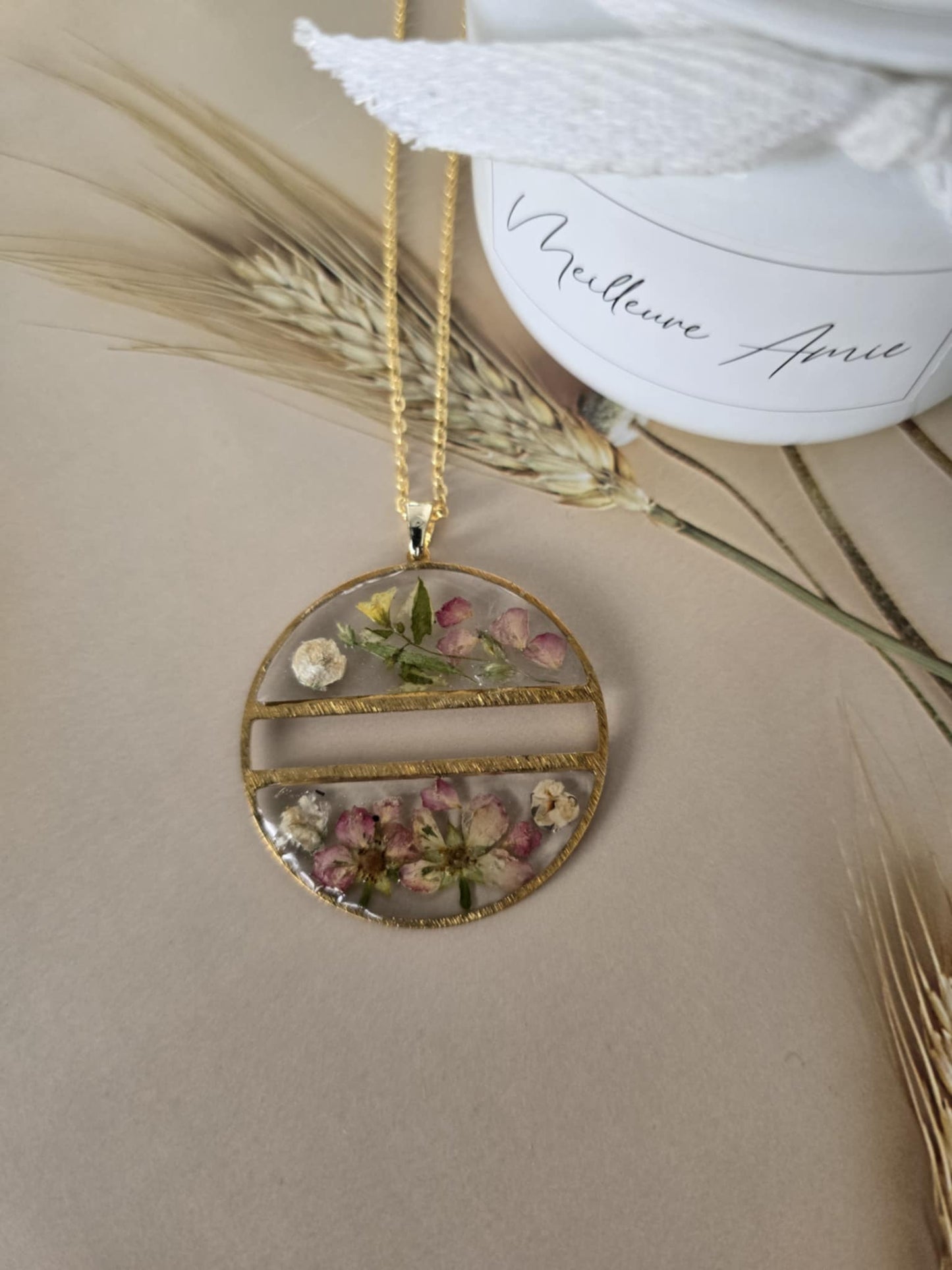 Pendentif fleurs délicates.