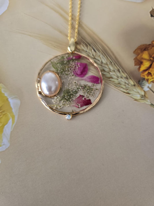 Pendentif floral surprenant