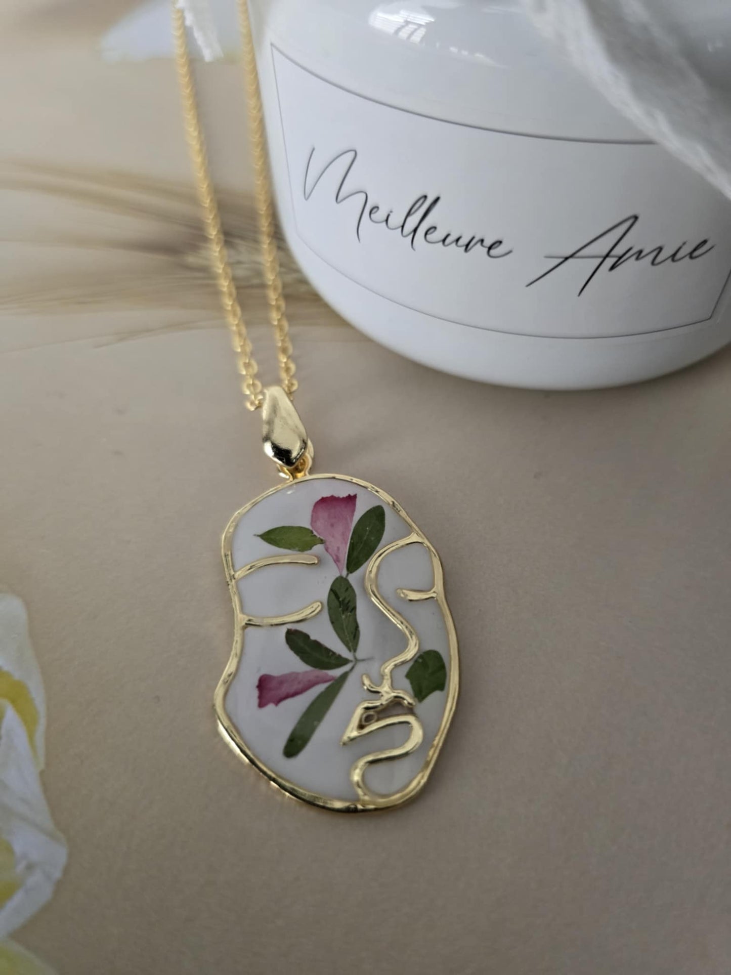 Pendentif floral visage