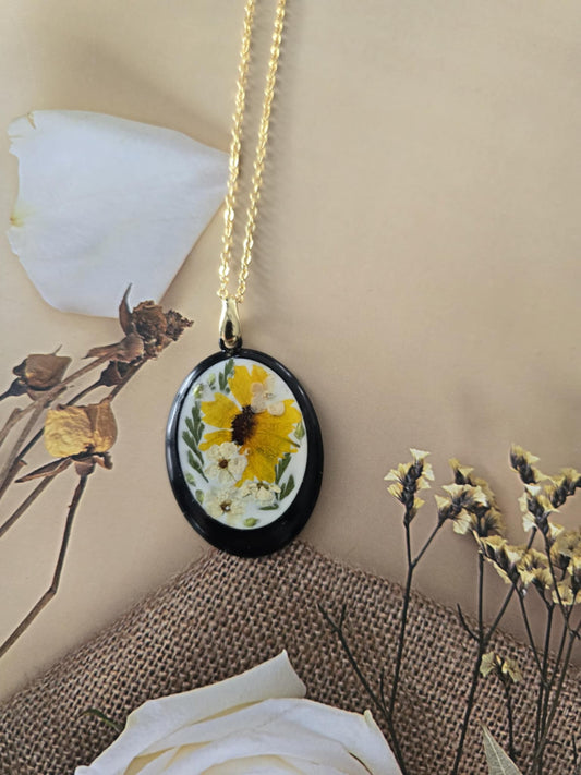 Pendentif floral jaune chaleureux