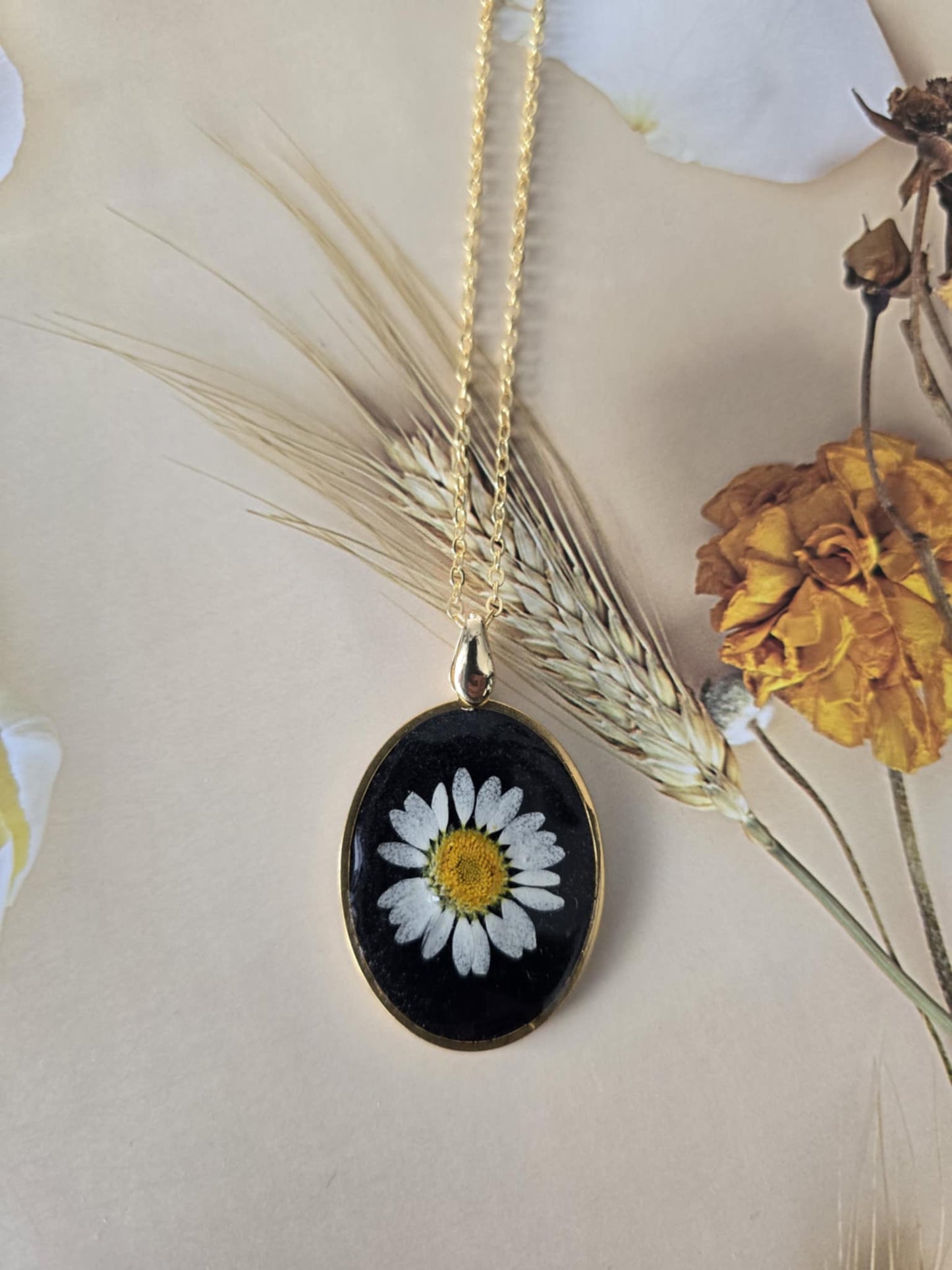 Pendentif floral marguerite vibrante