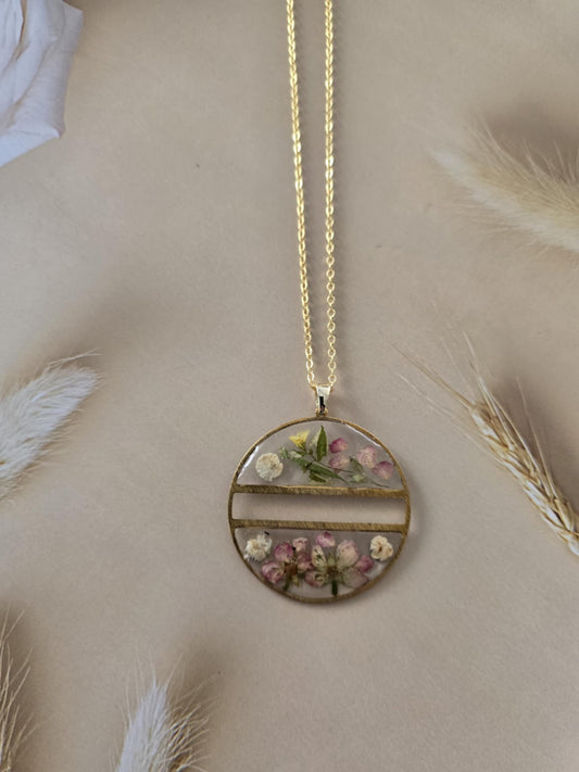 Pendentif fleurs délicates.