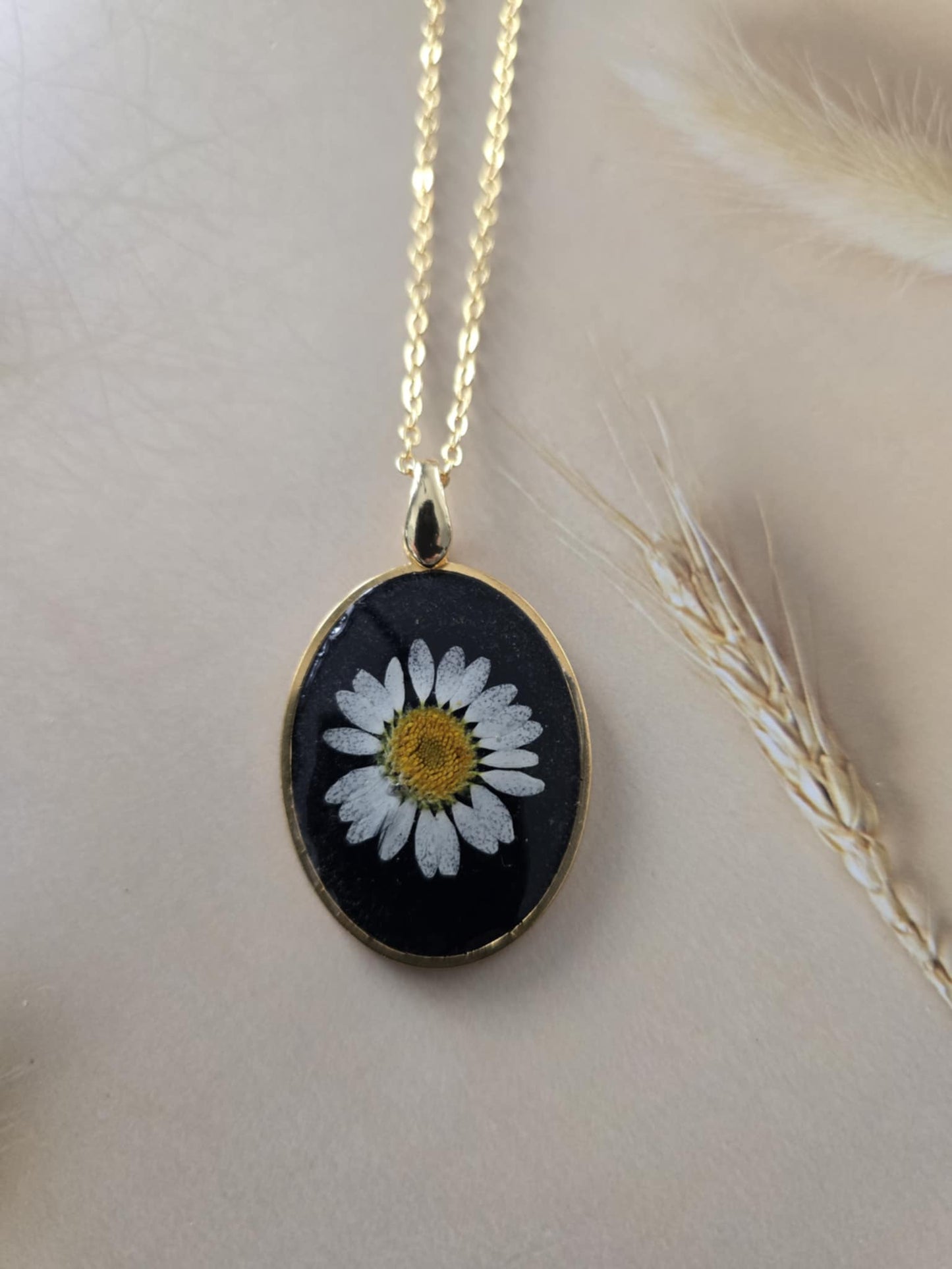 Pendentif floral marguerite vibrante