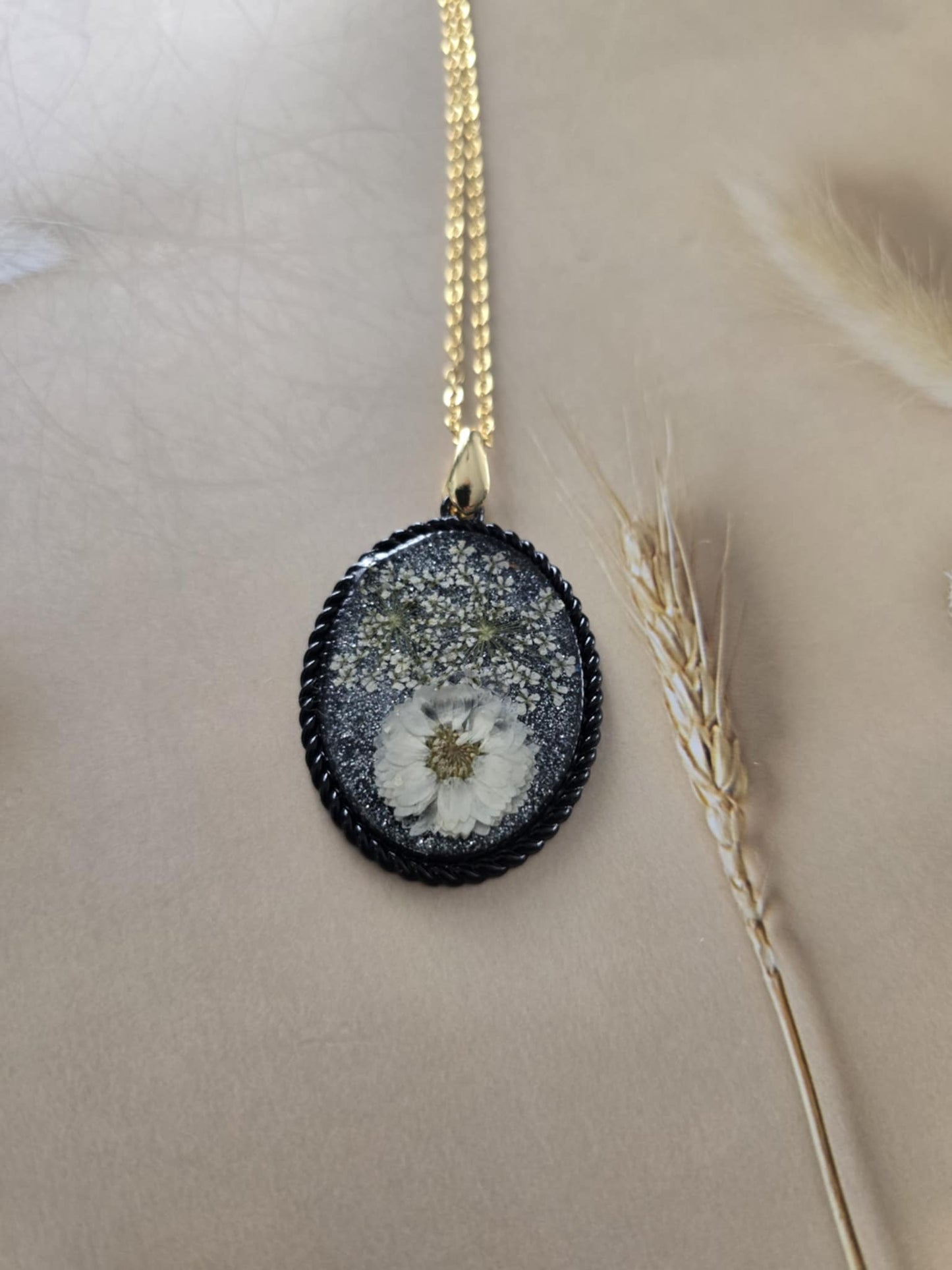 Pendentif fleur blanche nature