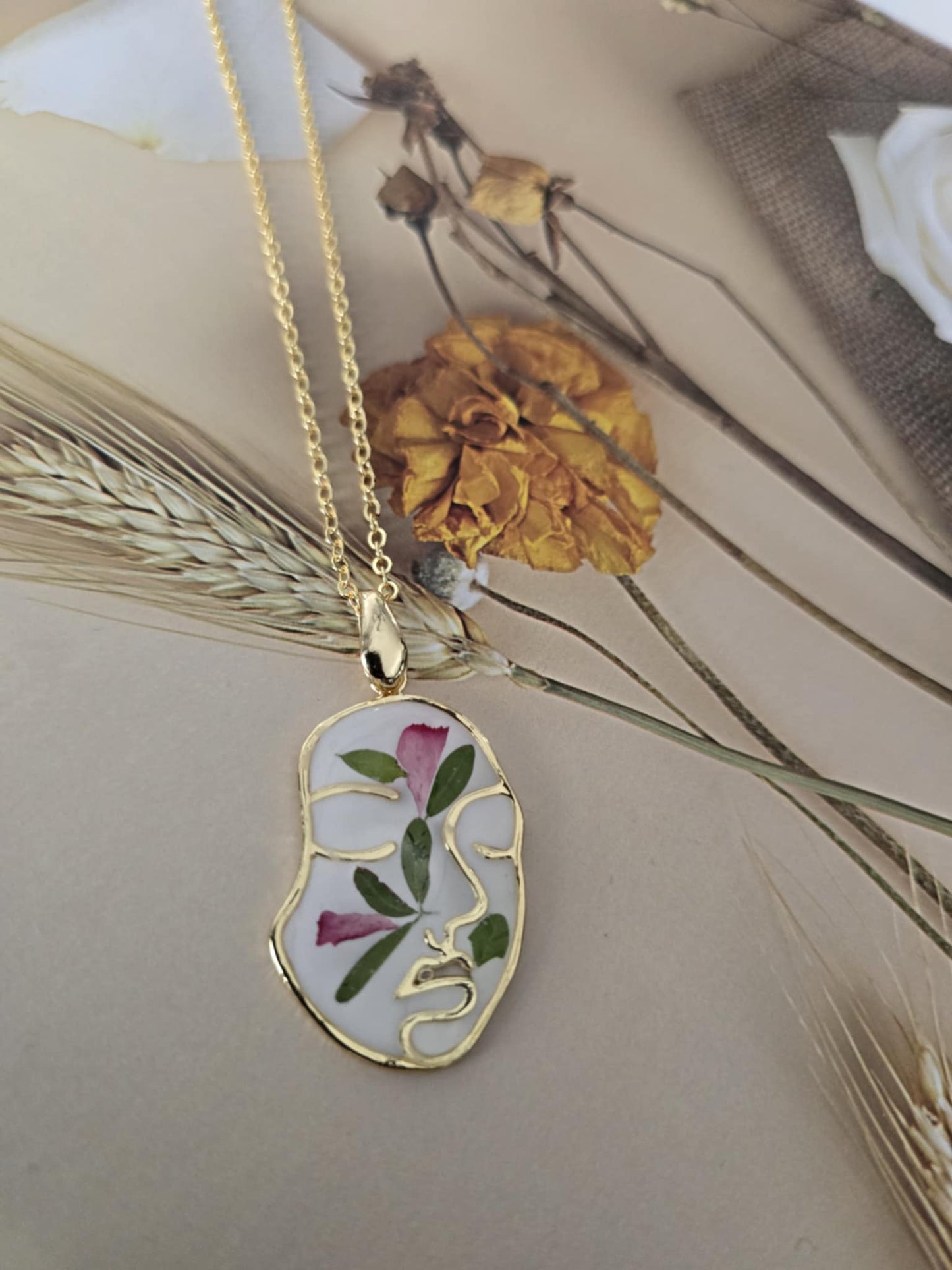 Pendentif floral visage