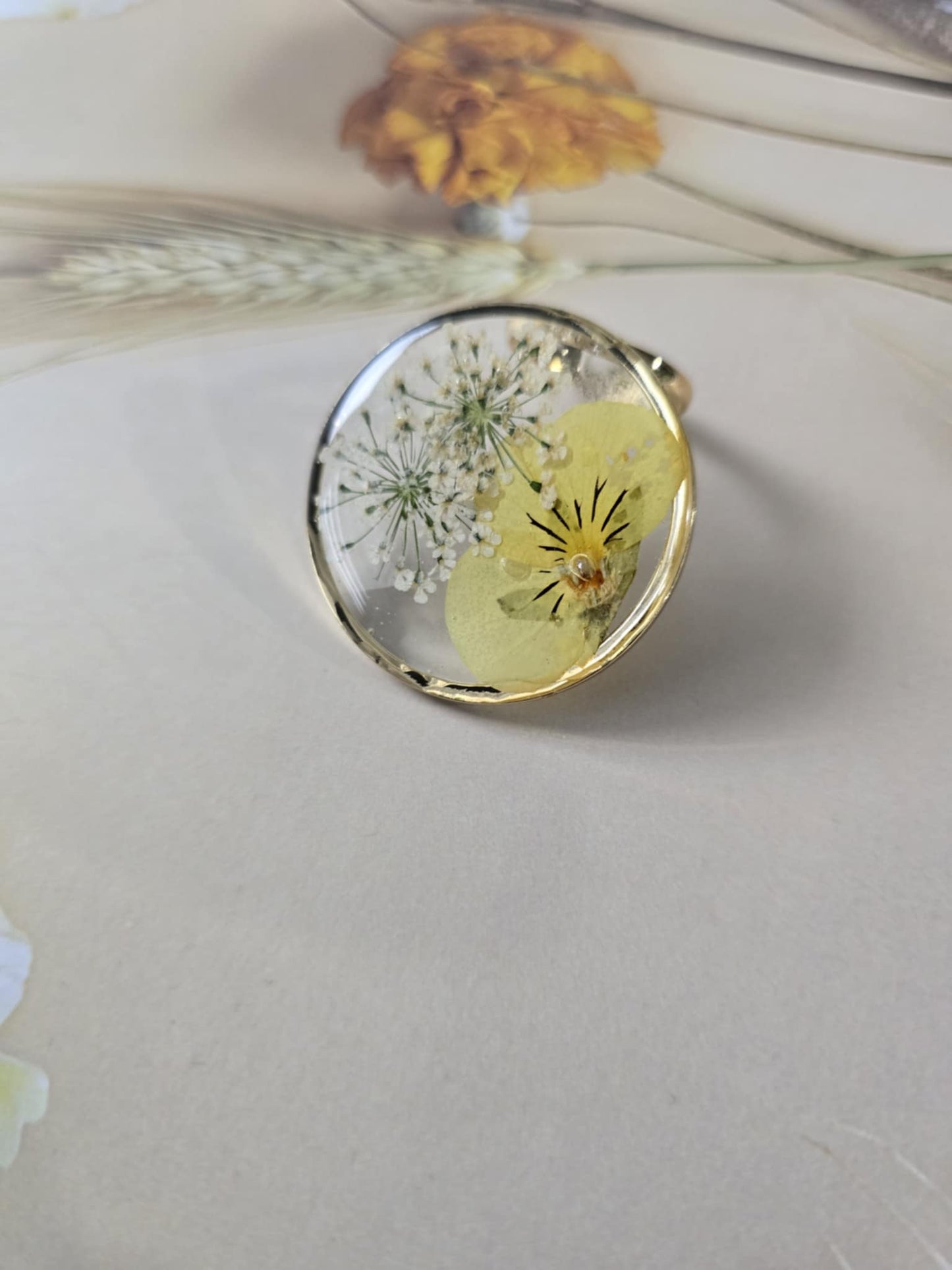 Bague ajustable floral une pensée jaune