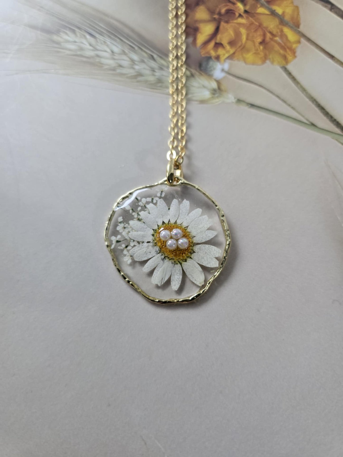Pendentif marguerite perlé