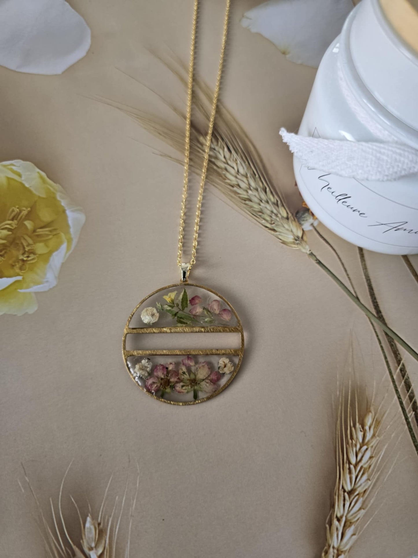Pendentif fleurs délicates.